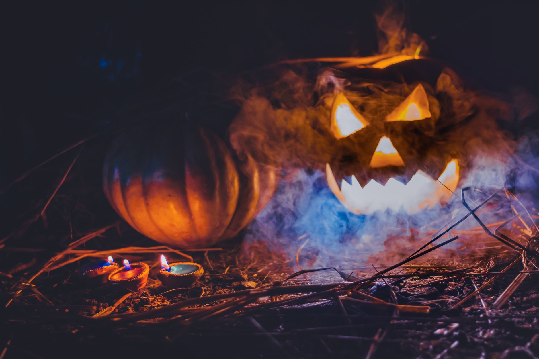 Calabaza de Halloween iluminada envuelta en niebla, un efecto de decoración Halloween que se consigue con una máquina de humo