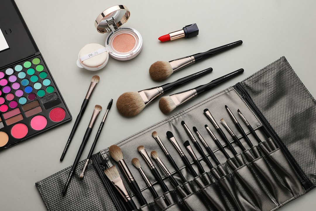 Paleta de maquillaje y brochas para completar un disfraz de Halloween en pareja