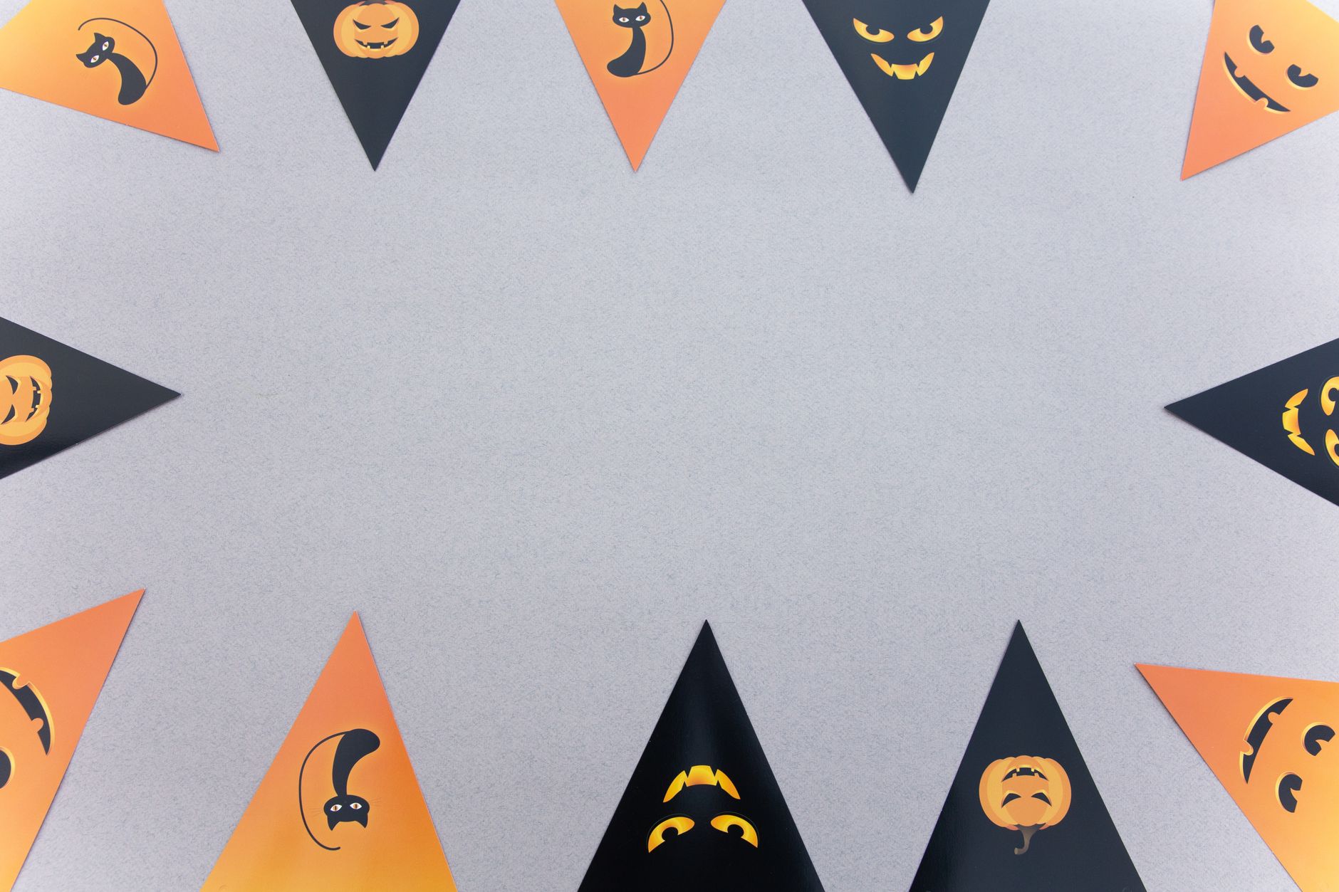Guirnalda de banderines de Halloween en naranja y negro con calabazas y gatos
