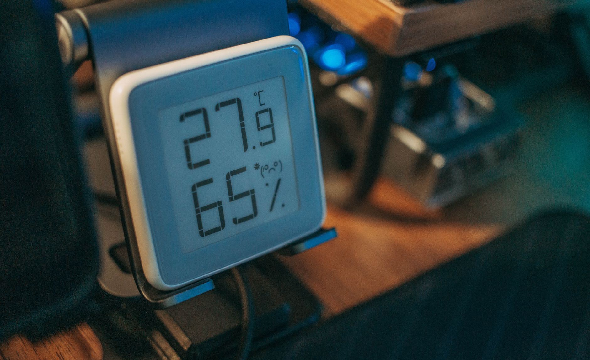 Higrómetro digital mostrando la temperatura y la humedad de una casa en invierno