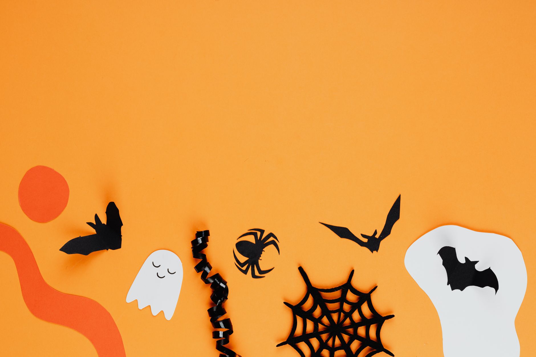 Fantasmas, murciélagos, arañas y telarañas de papel recortado para Halloween
