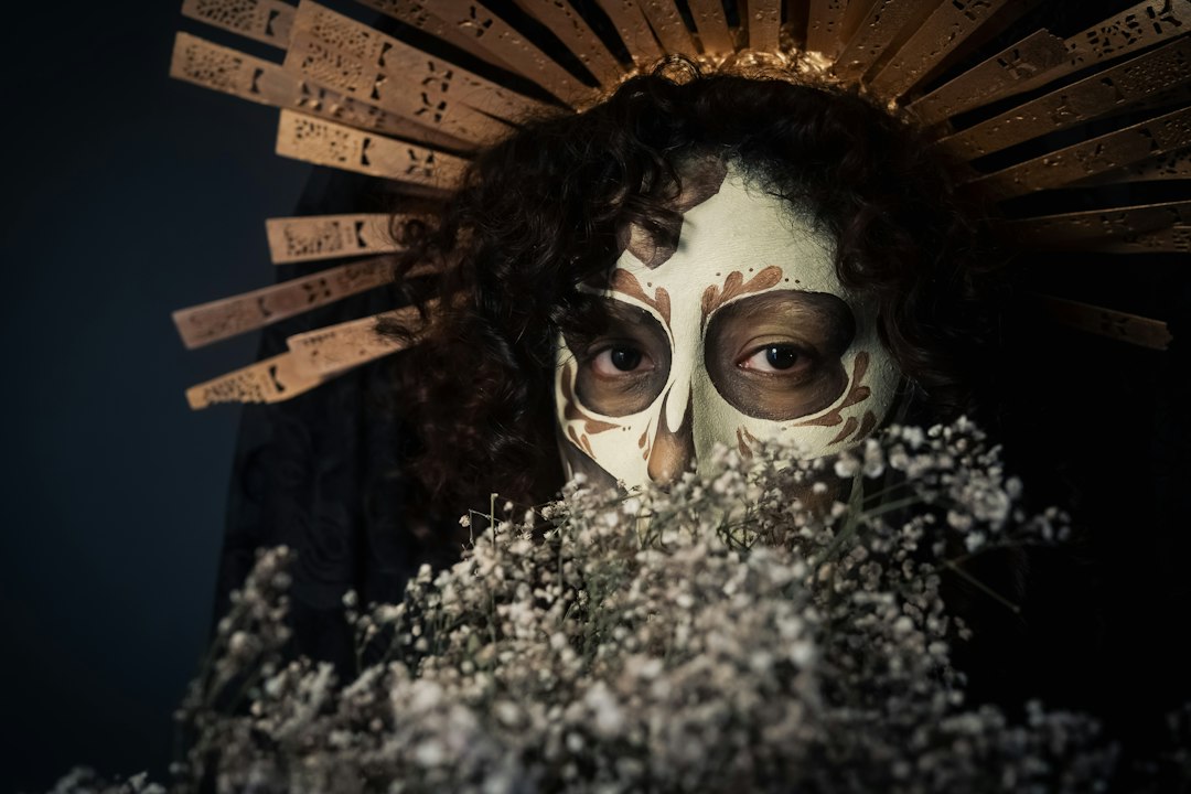 Maquillaje de catrina para Halloween con base blanca y detalles marrones