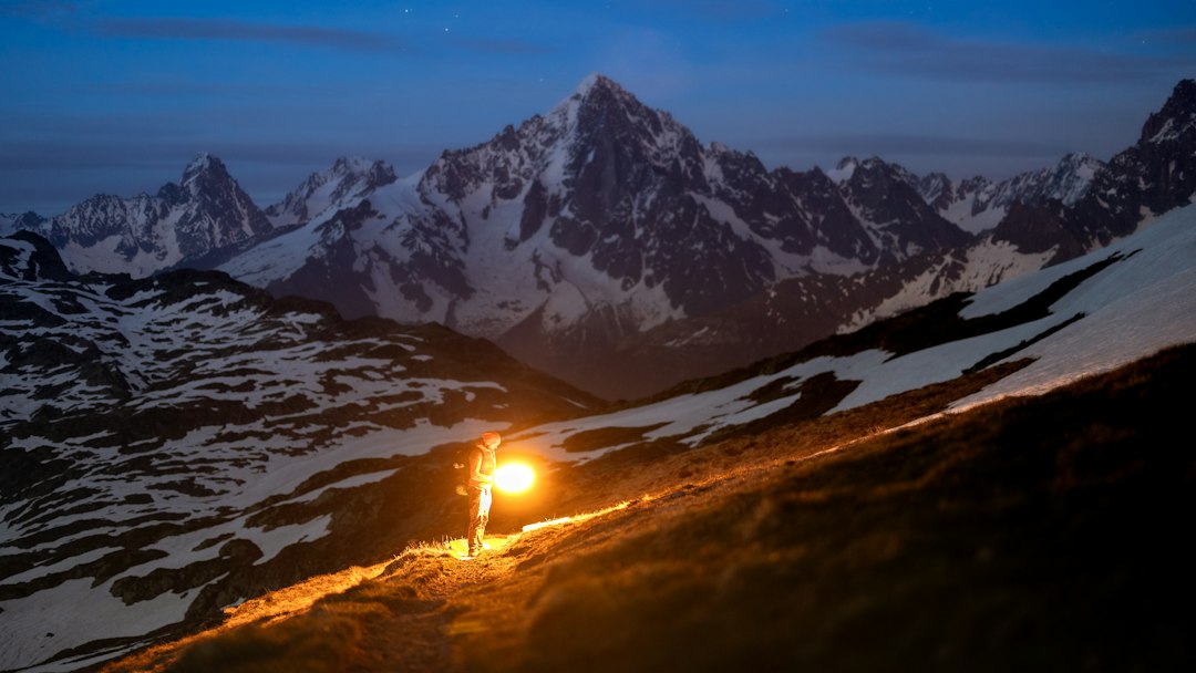 Frontal iluminando un sendero de montaña de noche
