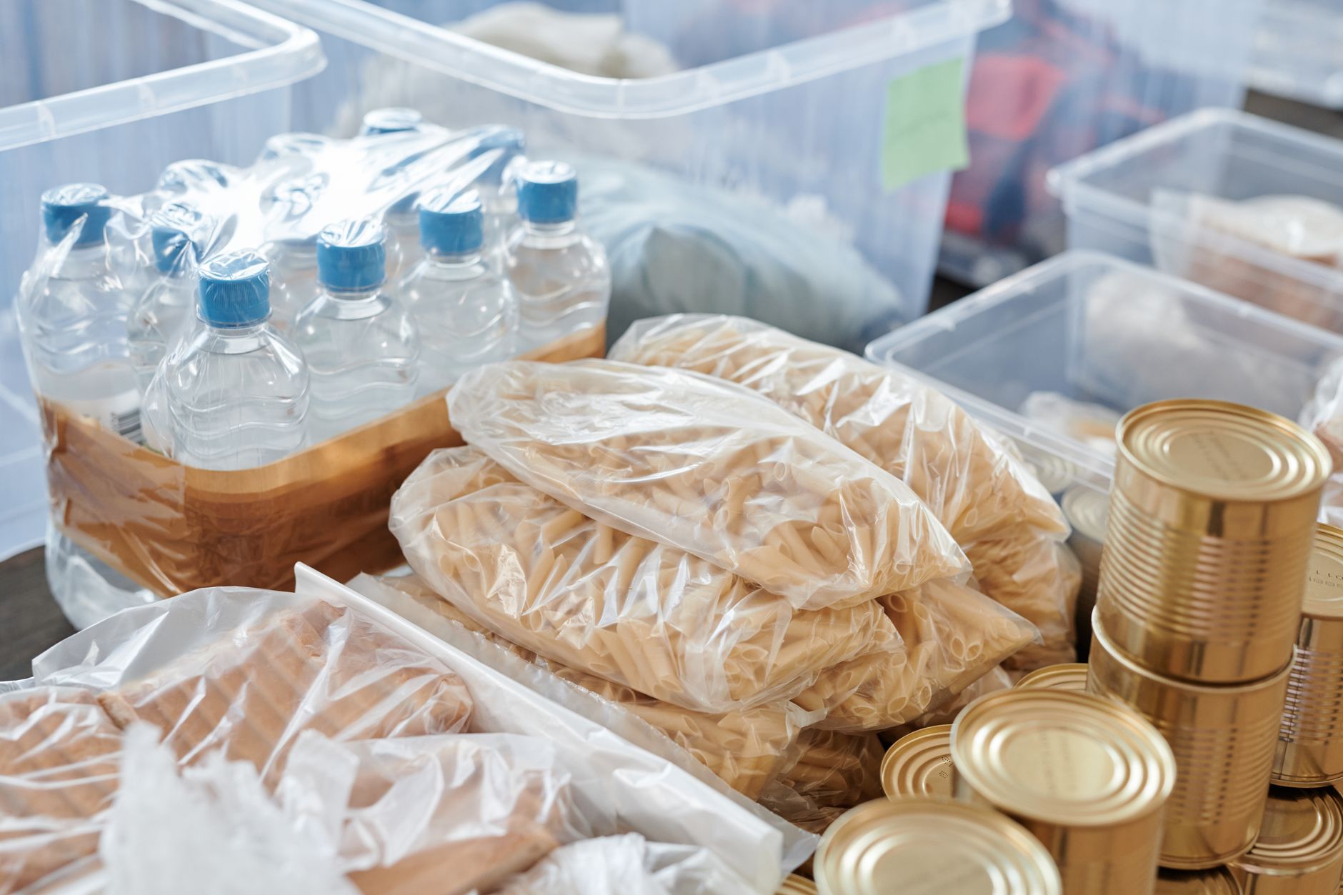 Agua embotellada y conservas preparadas para una mochila de emergencia