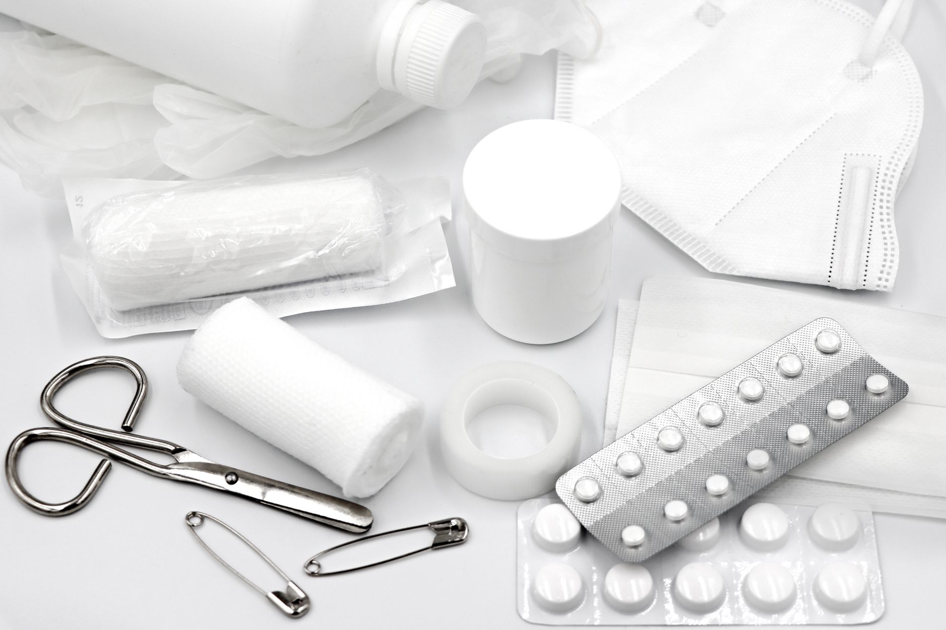 Material de botiquín para la mochila de emergencia: vendas, esparadrapo, tijeras y medicamentos