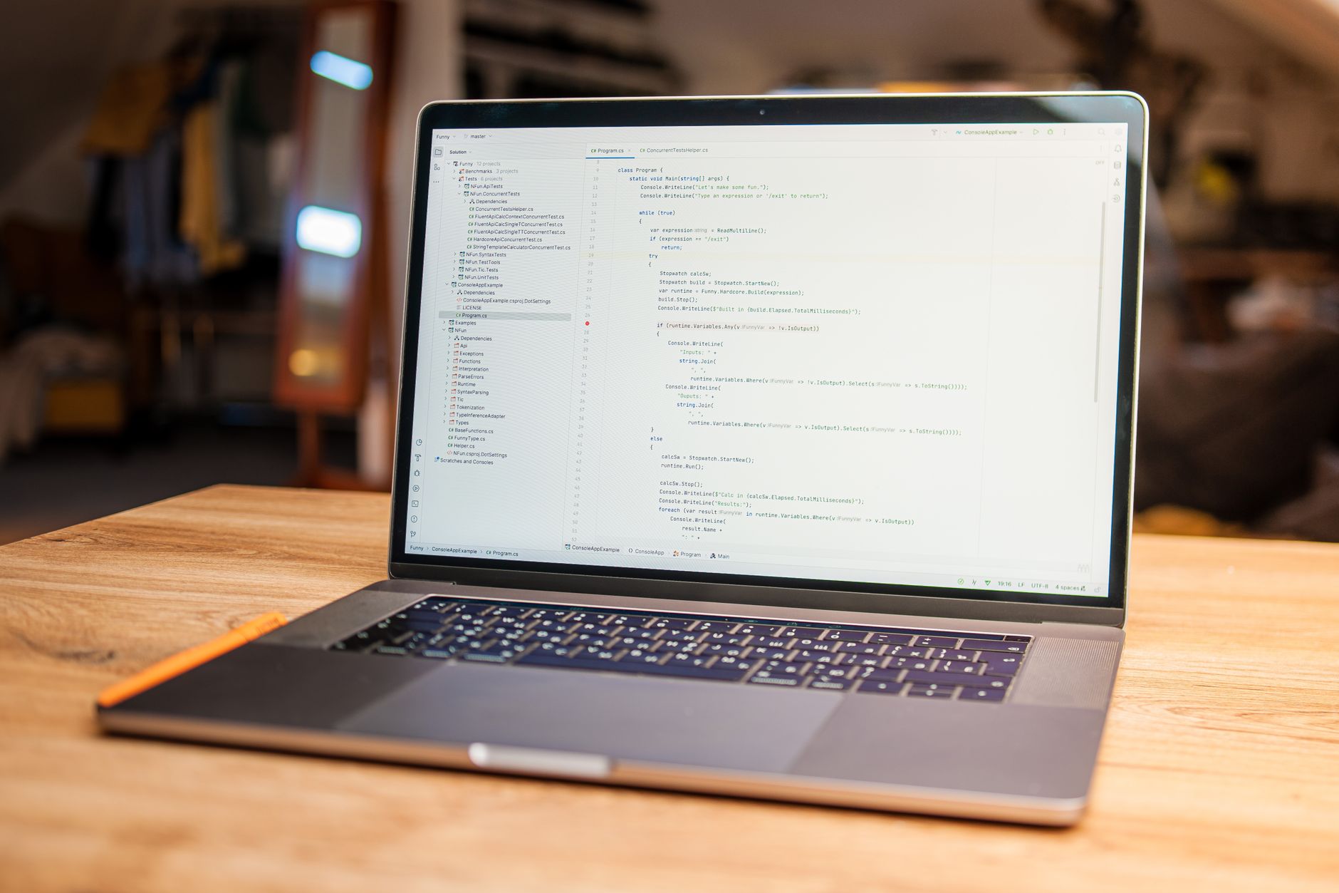Portátil con un editor de código abierto, suficiente para trabajar con agentes de IA en la nube