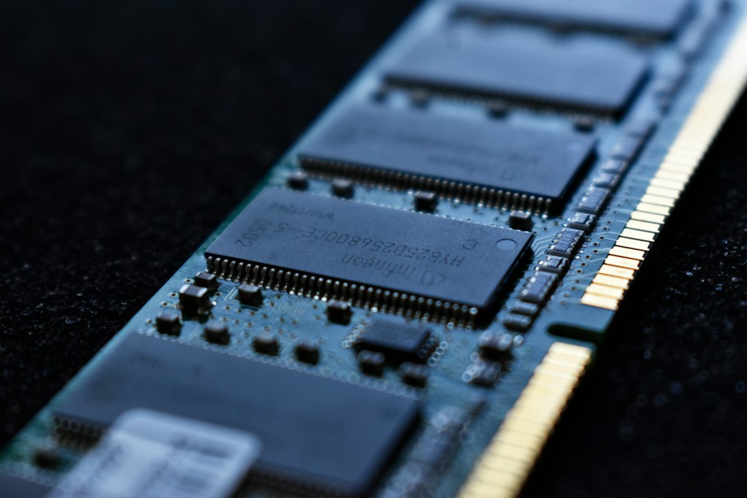 Primer plano de un módulo de memoria RAM, el componente clave de un PC para IA local
