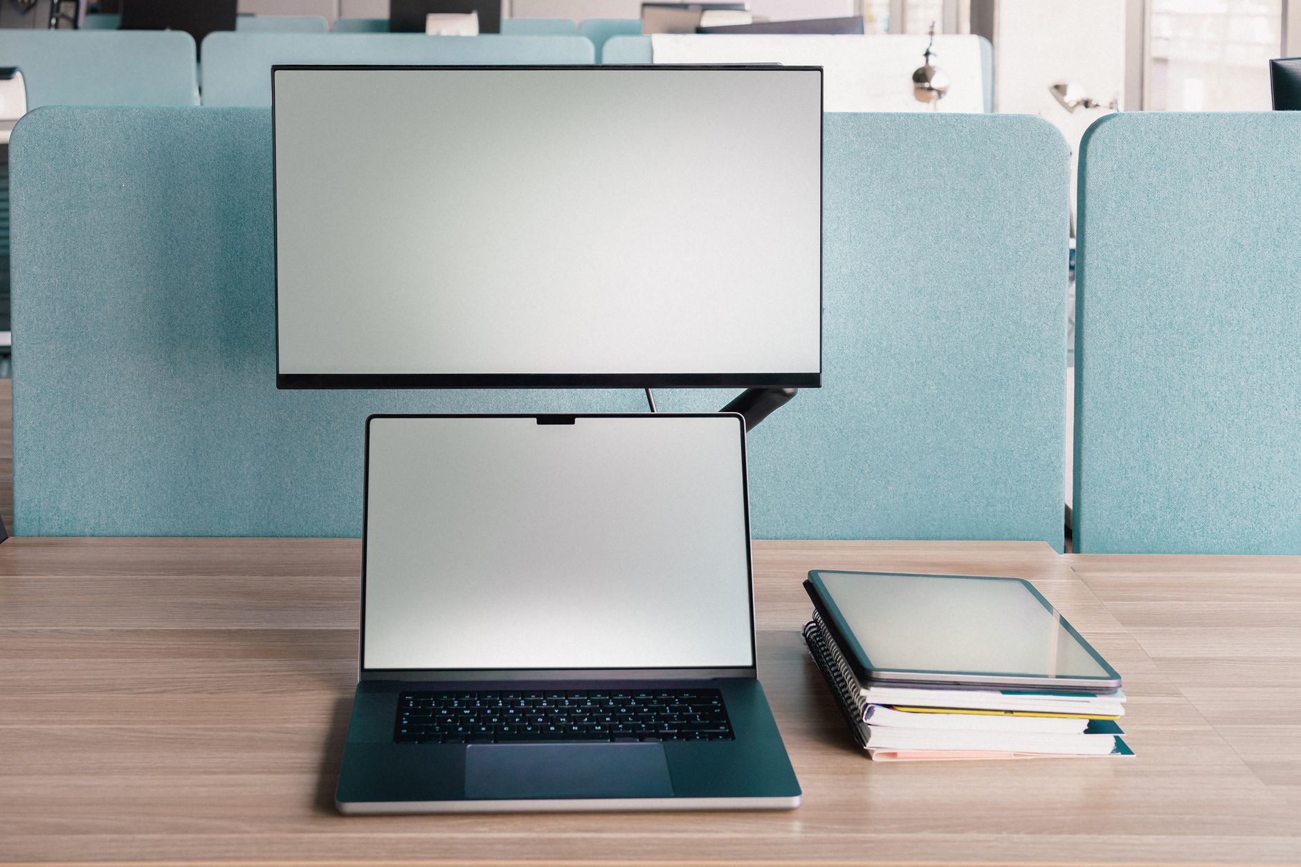 Portátil y monitor externo en un escritorio ordenado, un montaje típico para el que comprar tecnología en Black Friday